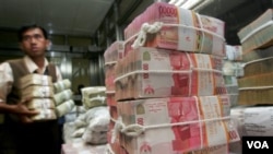 Nilai rupiah mengalami penurunan cukup tajam terhadap dolar dalam 2 minggu terakhir, dan sempat menyentuh Rp 9.500 per dolar AS.