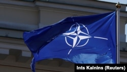 Bendera NATO berkibar, 30 Maret 2019. (Foto: REUTERS/Ints Kalnins)