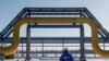 Seorang pekerja berjalan melewati bagian dari jalur gas milik perusahaan Rusia Gazprom di stasiun Atamanskaya di luar Kota Svobodny, Rusia, pada 29 November 2019. (Foto: Reuters/Maxim Shemetov)