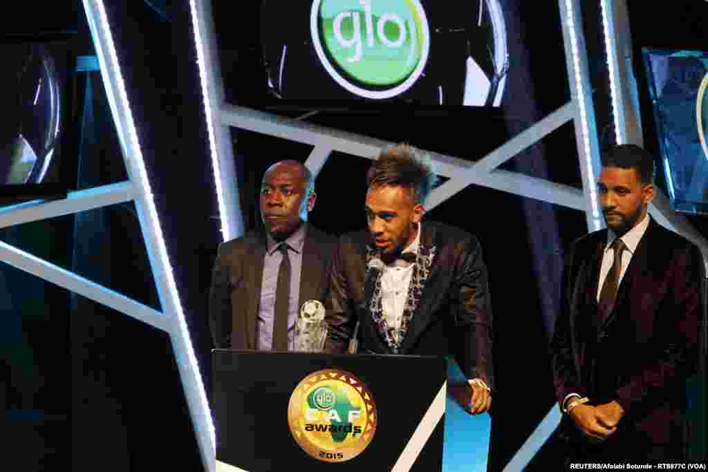 Pierre- Emerick Aubameyang Daga Kasar Gabon Yayi Jawabi Bayan Ya Amshi Lambar Yabo Ta Hukumar Kwallon Kafa Ta Duniya A Yayin Da Aka Gudanar Da Bukin A Birnin Abuja Najeriya 
