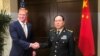 លោក​ Patrick Shanahan រដ្ឋមន្ត្រី​ការ​ពារ​ជាតិអាមេរិកស្តីទី និង​លោក Wei Fenghe រដ្ឋ​មន្ត្រី​ការ​ពារ​ជាតិ​ចិន ជួយ​គ្នា​មុន​ពេល​ចាប់​ផ្ដើម​កិច្ច​ប្រជុំ​នៅ​ប្រទេស​សិង្ហបុរី ក្នុង​ជំនួបដាច់​ដោយ​ឡែក​នៃ​កិច្ច​ប្រជុំសន្តិសុខកំពូល Shangri-La កាល​ពី​ថ្ងៃ​ទី​៣១ ឧសភា ២០១៩។