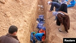 Mayat-mayat lebih dari 25 pria yang dilaporkan dibunuh oleh ISIS diekskavasi di pinggiran kota Saadia di provinsi Diyala, Irak (15/2). 