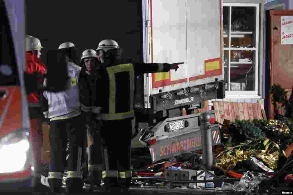 Un policier se tient à côté du camion qui foncé au marché de noël, Allemagne, 19 décembre 2016.