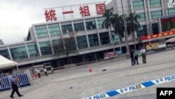 Investigators are seen on the square of Guangzhou railway station after a knife attack in Guangzhou, in southern China's Guangdong province, May 6, 2014.