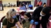 Pearl Werner (13) divaksinasi COVID-19 di sebuah klinik Departemen Kesehatan Masyarakat Philadelphia di Philadelphia, Pennsylvania, 18 Mei 2021. (REUTERS/Hannah Beier)