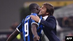 Romelu Lukaku, à gauche, embrasse son entraineur Antonio Conte lors d'un match de Serie A, Italie, le 21 septembre 2019 