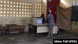 Un Gabonais vote dans une école lors de l'élection présidentielle, à Libreville, le 29 août 2016. (VOA/Idriss Fall)