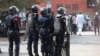 Des policiers sénégalais montent la garde devant les locaux du pool judiciaire financier (PJF) à Dakar, où Mouhamadou Ngom, dit Farba, député de l'opposition se trouvait le 27 février 2025. AFP / Seyllou
