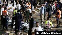 Paramedis dan petugas penyelamat di lokasi penyelenggaraan ritual Lag B'Omer di Gunung Meron, di utara Israel di mana kerumunan massa mengakibatkan puluhan orang tewas akibat berdesakan, Jumat, 30 April 2021. (Foto: David Cohen/Reuters)