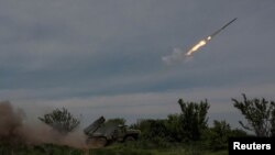Wanajeshi wa Ukraine walirusha mfumo wa roketi wa BM-21 Grad kuelekea wanajeshi wa Russia karibu na mji wa mstari wa mbele wa Bakhmut.
