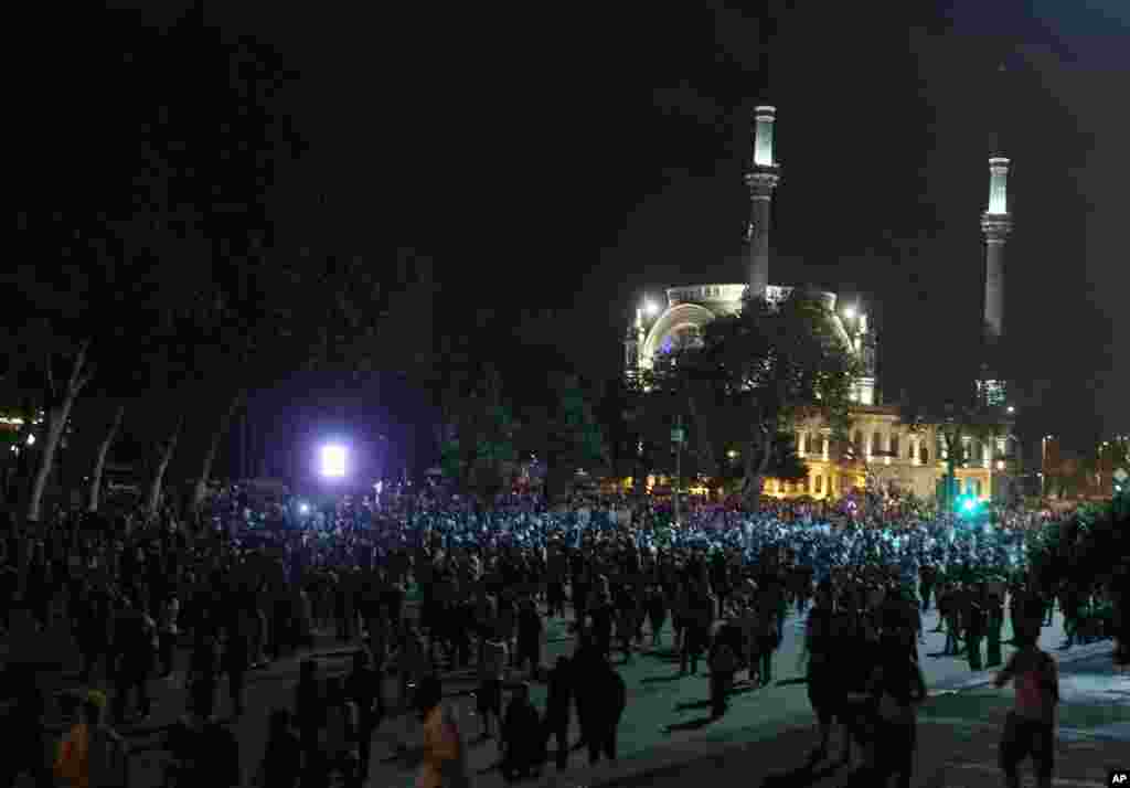 Para demonstran berkumpul di depan masjid Dolmabache pada hari ketiga protes anti-pemerintah di Istanbul (2/6). (AP/Thanassis Stavrakis)&nbsp;