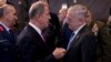 Le secrétaire américain à la Défense, Jim Mattis, à droite, avec le ministre turc de la Défense, Hulusi Akar, lors d'une réunion des ministres de la Défense de l'OTAN à Bruxelles, le 4 octobre 2018.