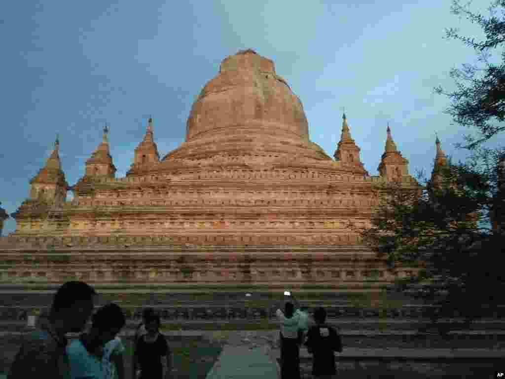 ငလျင်ဒဏ်သင့် ပုဂံဘုရားတစ်ဆူ
