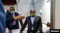Presiden Afrika Selatan Cyril Ramaphosa mengunjungi fasilitas perawatan Covid-19 di NASREC Expo Center di Johannesburg, Afrika Selatan, 24 April 2020. (Foto: AP)