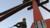 中国建造高铁搞“大跃进”之后，隐患开始出现。图为安徽合肥一名工人1月4日在进行高铁的高架桥施工