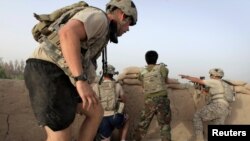 Pasukan Afghanistan dan tentara AS mengambil posisi tempur di Lembah Arghandab utara Kandahar, Afghanistan, 27 Juli 2010. (Foto: Reuters)