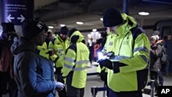 Contrôle d'identité à Copenhague pour empêcher les migrants illégaux d'entrer en Suède, le 4 janvier 2016.