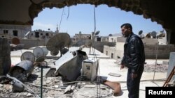 Un survivant de l'attaque chimiquedans la ville de Ain Tarma, en Syrie, le 7 avril 2017.