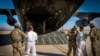 Pesawat militer AS yang membawa migran "berbahaya" yang akan ditahan ke fasilitas penahanan di Teluk Guantanamo, siap berangkat dari lokasi yang tidak disebutkan di Amerika (foto: dok). 