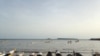 Des pirogues à la plage de Soumbédioune, une des places fortes de la pêche à Dakar. (archives VOA) 