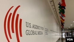 Logo UASGM di depan kantor Voice of America. 