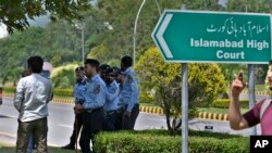  ইসলামাবাদ হাইকোর্টের আট সদস্যের মধ্যে ছয়জন আইএসআই-এর বিরুদ্ধে অভিযোগ করেছেন। 