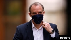 Menteri Luar Negeri Inggris Dominic Raab berjalan di luar Downing Street di London, Inggris, 3 Februari 2021. (Foto: Reuters)