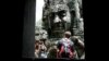 អ្នក​ទេសចរ​​បរទេស​ថត​រូប​នៅ​ប្រាសាទ​បាយ័ន​នៅ​​តំបន់​សៀមរាប​អង្គរ​ ខេត្ត​សៀមរាប។