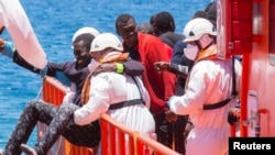 Un migrant, qui faisait partie d'un groupe de 58 personnes, a été sauvé près des Iles Canaries, Espagne, le 30 mai 2016.