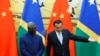 Perdana Menteri Kepulauan Solomon Sogavare dan Perdana Menteri China Li Keqiang di Aula Besar Rakyat China di Beijing, 9 Oktober 2019.