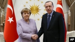 Le président turc Recep Tayyip Erdogan, à droit, rencontre la Chancelière allemande Angela Merkel à Ankara, Turquie, le 2 février 2017.