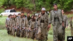 Des combattants kurdes du PKK dans le nord de l'Irak, le 20 septembre 2014. (AP Photo/Ceerwan Aziz, File)