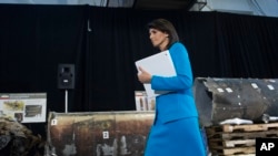 Duta Besar AS untuk PBB, Nikki Haley, berjalan melewati sisa puing roket Iran dalam konferensi pers di Pangkalan Bersama Anacostia-Bolling, 14 Desember 2017, di Washington. Haley mengatakan Iran melanggar hukum internasional dengan memasok misil untuk pemberontak Houthi di Yaman.
