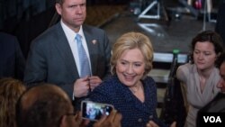 Hillary Clinton lors d'un meeting à l'université de l'Iowa. (VOA/Suli Yi) 
