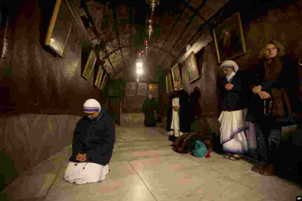 Wata malamar addini tana addu'a a cikin majami'ar Nativity, inda Kiristoci suka yi imanin an haifi Yesu a garin bethelehem na yankin Yammacin Kogijn Jordan.