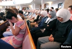 Warga menghadiri acara doa bersama lintas agama di gereja Olivet Baptist church di Chattanooga, Tennessee.