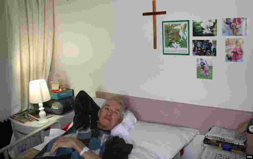 A cancer patient at Wits Hospice in Johannesburg, Peter Cunnington, says palliative caregivers have made him feel “human” again. (VOA / D. Taylor)