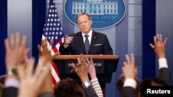 Juru bicara Gedung Putih, Sean Spicer, menjawab pertanyaan selama briefing media di Gedung Putih di Washington, D.C., 30 Mei 2017 (foto: REUTERS/Joshua Roberts)