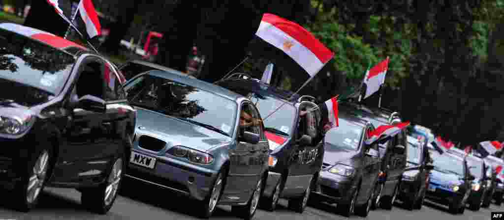 Women activists of Islamic political party Jamaat-e-Islami (JI) hold pictures of ousted Egyptian president Mohamed Morsi during a pro-Morsi rally in Islamabad on August 18, 2013.