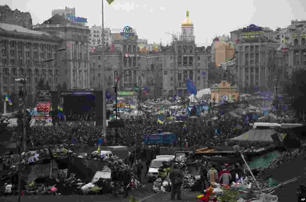Para demonstran berkumpul di Alun-alun Kemerdekaan di pusat kota Kyiv (22/2). (AP/Darko Bandic)