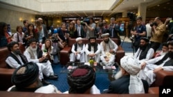 Anggota delegasi Taliban saat memberikan keterangan kepada pers di Moskow, Rusia, menjelang pembicaraan damai, 28 Mei 2019. (Foto: dok).