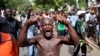 Un homme lors des manifestations à Bujumbura, Burundi, le 13 mai 2015.