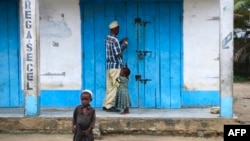 Un commerçant ferme son magasin le 7 mars 2018 à Mocimboa da Praia, au Mozambique. La sécurité est renforcée dans la région à la suite des attaques d’islamistes présumés en octobre.