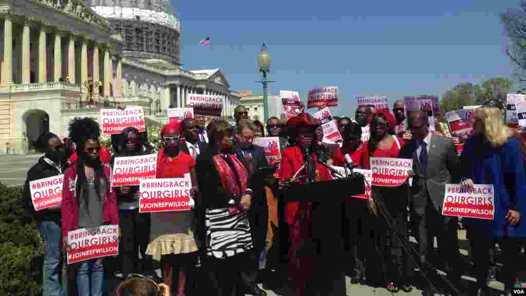 La Congresswoman Frederica Wilson parle lors d'une conférence de presse pour les deux ans de capture des Chiboks Girls, devant le Capitole à Washington D.C, 14 avril 2016. (VOA / Maylis Haegel)