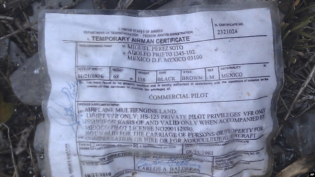 Un certificado temporal de un miembro de la tripulación fue encontrado en el lugar del accidente.