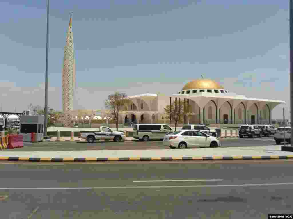 Mosquée à l'aéroport international Médine, le 6 août 2017. (VOA/Barro Siriki)