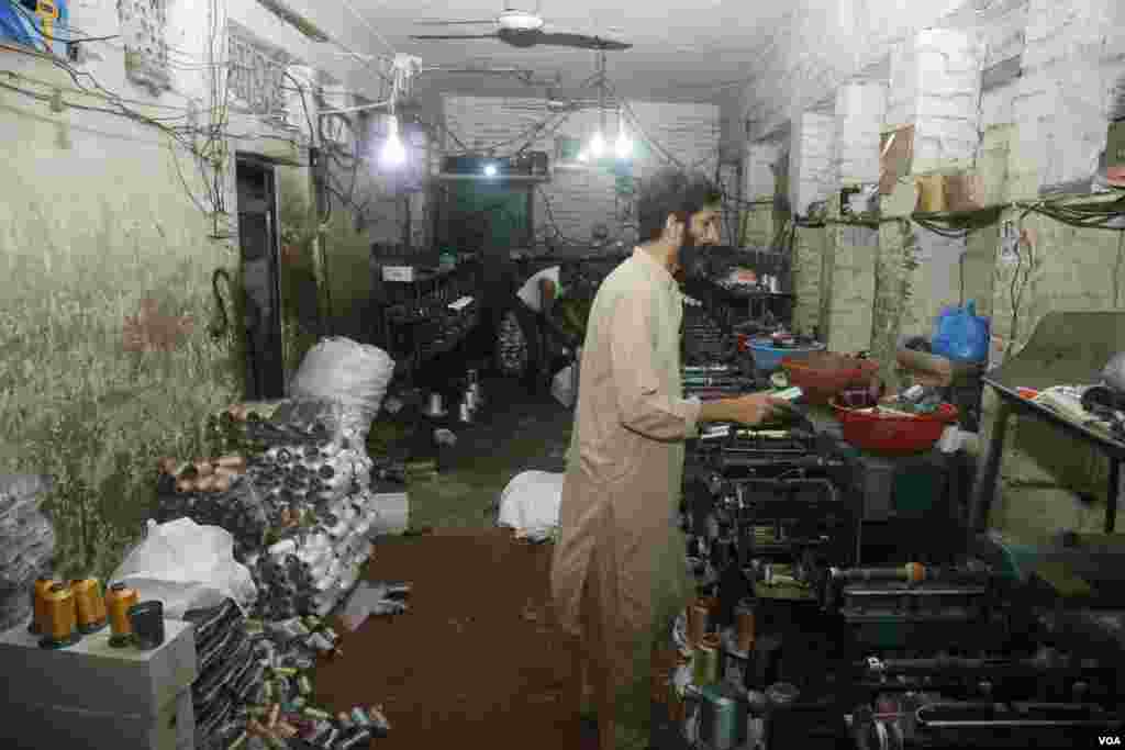 یہاں کام کرنے والے کاریگر صبح سات بجے کام کا آغاز کرتے ہیں جو دوپہر دو بجے تک جاری رہتا ہے۔ 