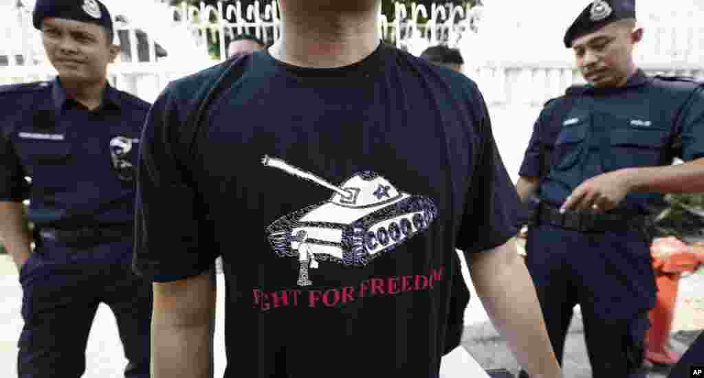 Seorang pemrotes mengenakan kaos bergambar tank dalam aksi protes di depan Kedubes China di Kuala Lumpur (4/6).