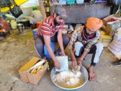 Manveer Singh, a postgraduate, helps prepare a community meal for protesters in India. (A. Pasricha/VOA)