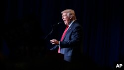 Kandidat presiden AS dari Partai Republik Donald Trump berbicara dalam sebuah kampanye (5/8). (AP/Evan Vucci)